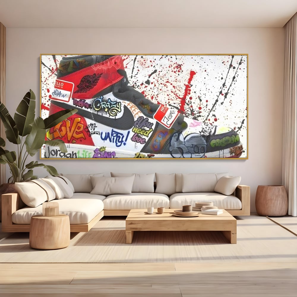 Tablou canvas cu pictura adidasi air jordan cu graffiti, in rama de aluminiu auriu, pe perete intr-un living